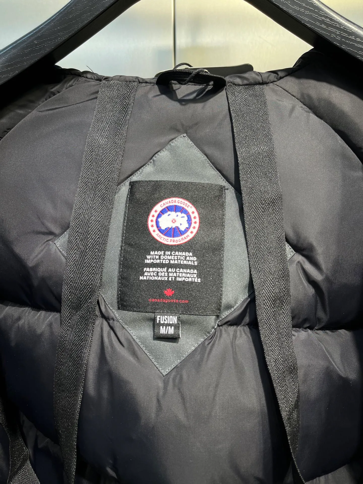 P780 CANADA GOOES 02 model (graphite gray) Chilliwa bomber jacket 02 model, chosen by Arctic and Antarctic scientific expedition teams as cold-proof equipment, the Rolls-Royce of down jackets. ➖ Industry-leading anti-counterfeiting chip sensing. ➖ Imported Behringer embroidery machines and customized embroidery labels, the highest level and industry leading. ➖ Imported Korean 21-count polyester-cotton blended original fabric, TC85 waterproof coated fabric, water-repellent, windproof and wear-resistant. ➖ The new national standard 80 white duck down is filled with an average of 520 grams of down. The amount of down filled is industry-leading. ➖ 100% nylon lon lining with double double-layer sealing design to prevent velvet running, seamless thread design on cuffs! ➖ Western Canadian Green Wolf Collar. ➖ Yoshida YKK provides original factory-customized electroplated sliders. YKK two-way lockable zippers are tight and smooth and do not peel off paint. ➖ 3M composite Velcro is durable and the accessories and hardware are all custom-made. Note: Our copywriting is only simple and clear. Instead of bragging about the copywriting, it is better to compare and understand with samples. Only for the purest, most focused, most professional, highest quality, and highest sex!  size：xs-xl